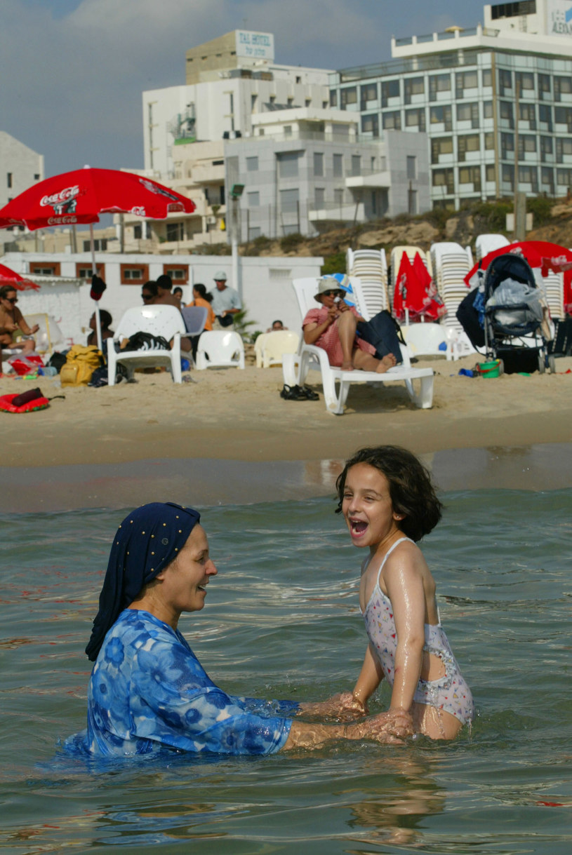 ... jednak ortodoksyjnym żydówkom zasada skromności i nakazy religijne nie pozwalają pokazywać się w bikini /Getty Images