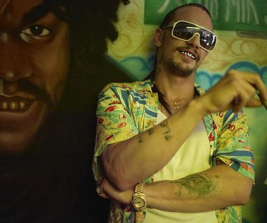 Jednak po krótkim czasie zostają zwolnione z więzienia, ponieważ zostaje uregulowana za nie kaucja. Okazuje się, że stoi za tym Alien (James Franco), handlarz narkotyków i broni.