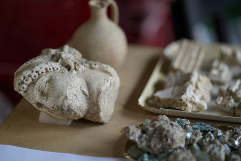 Jedne z artefaktów znalezionych w ruinach Teatru Nerona /Andrew Medichini/Associated Press/East News /East News