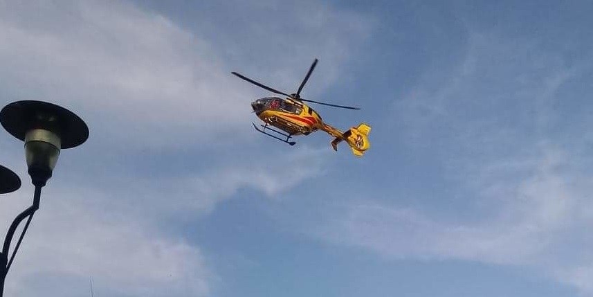 Jednego z policjantów do szpitala zabrał śmigłowiec Lotniczego Pogotowia Ratunkowego. /Gorąca Linia RMF FM /