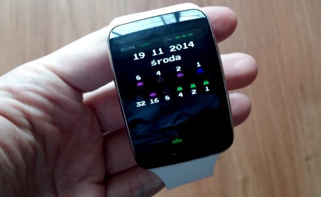 Jednen z alternatywnych wyglądów zegara do pobrania za darmo z Samsung Apps (binarny zegarek Space Invaders) /INTERIA.PL