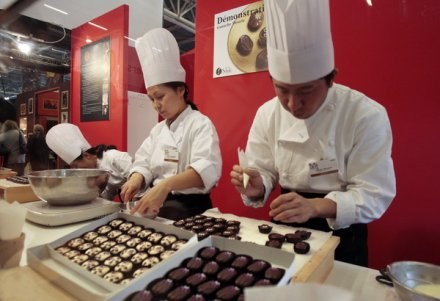 Jedni robią czekoladowe ciasteczka, inni...paliwo /AFP