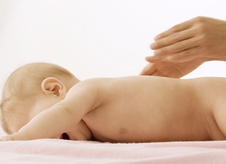 Jedno dotknięcie skóry niemowlęcia wystarczy, by poczuć jak bardzo jest ona cienka i delikatna