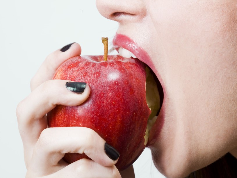 Jedno jabłko dziennie może pomóc utrzymać organizm w dobrej kondycji /123RF/PICSEL