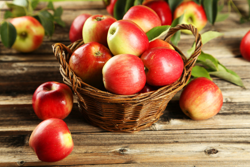Jedno jabłko może zawierać nawet milion bakterii /123RF/PICSEL