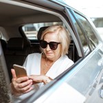 Jedno kliknięcie i przywiozą babcię. Nowa funkcja w aplikacji przewozowej 