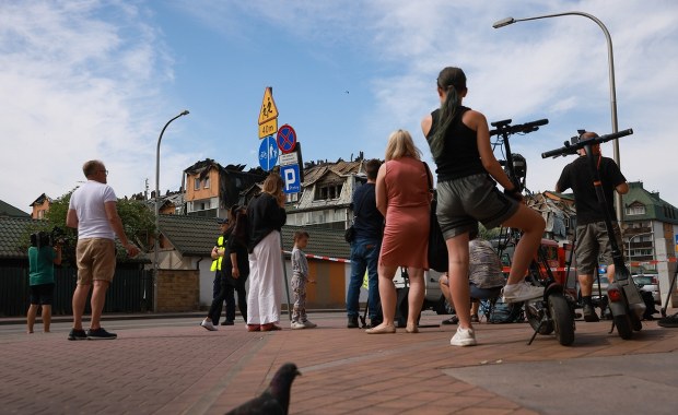 ​Jedno wejście, w asyście policji. Pogorzelcy z Ząbek wchodzą do mieszkań 