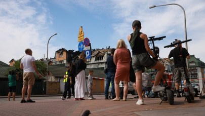 ​Jedno wejście, w asyście policji. Pogorzelcy z Ząbek wchodzą do mieszkań 