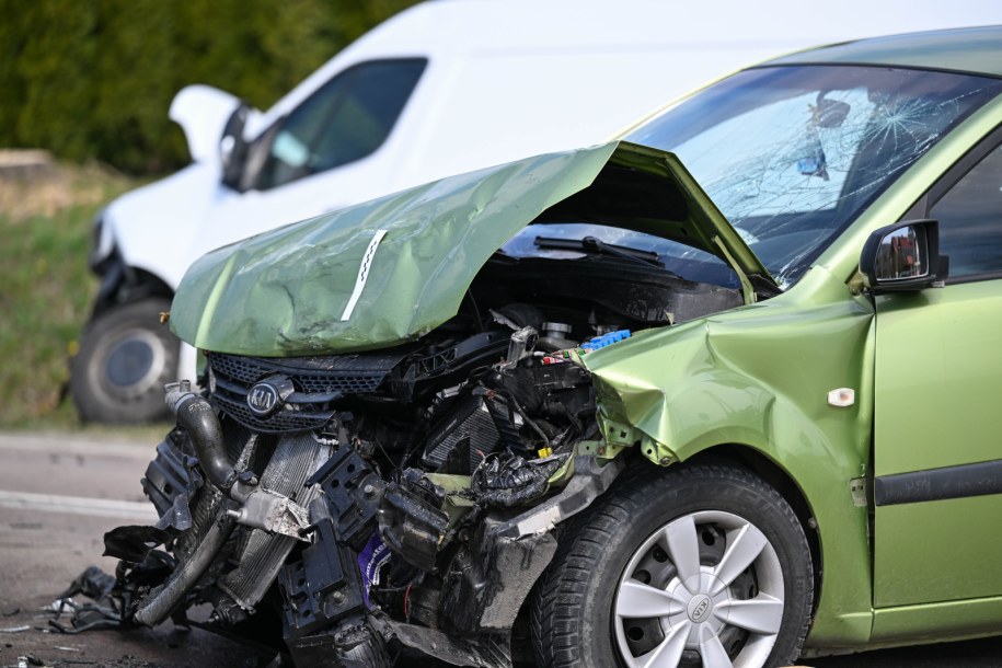Jedno z aut biorących udział w wypadku w Ruszelczycach /Darek Delmanowicz /PAP