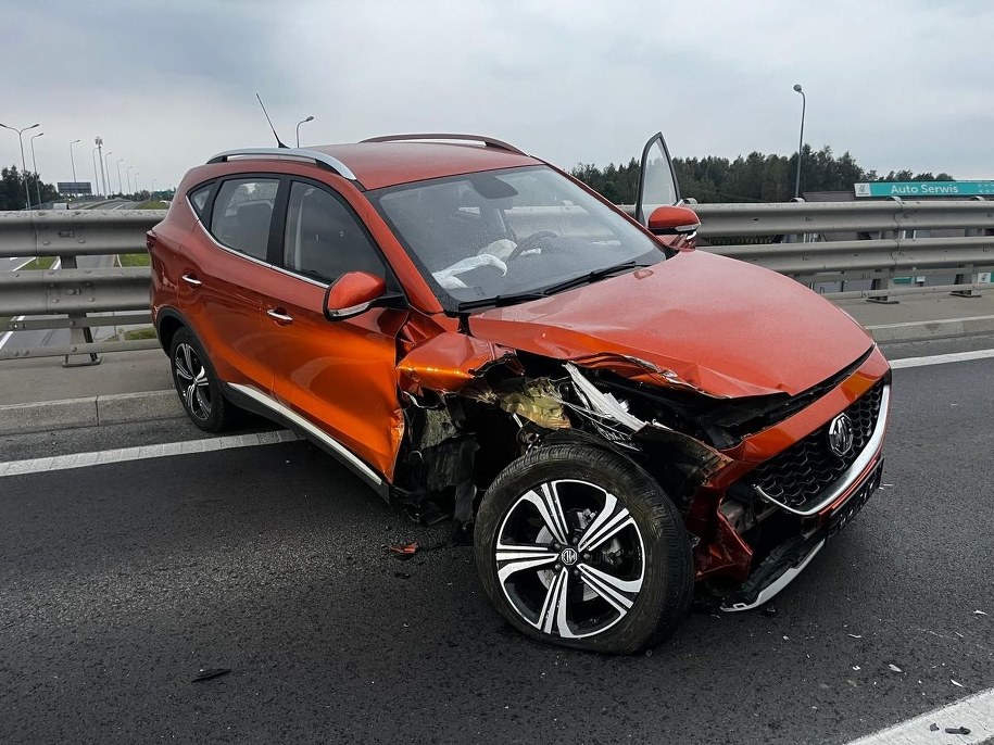 Jedno z aut uczestniczących w wypadku /KMP Rzeszów /Policja