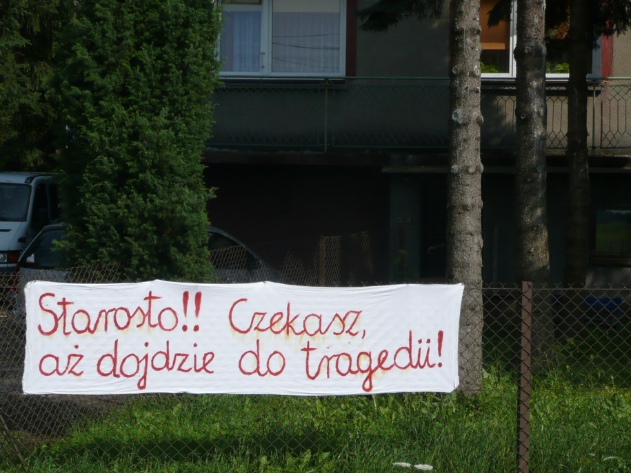 Jedno z haseł, które pojawiło się na ogrodzeniach domów. /Maciej Grzyb /RMF FM