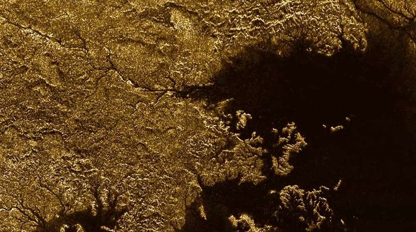 Jedno z metanowych jezior na Tytanie - czy na księżycu Saturna istnieje życie? /NASA