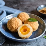 Jedno z najlepszych austriackich dań. Puszyste serowe knedle z morelami w chrupiącej panierce