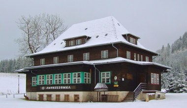 Jedno z najmłodszych schronisk w Sudetach. Ma ciekawą historię