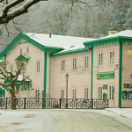 Jedno z najstarszych uzdrowisk w Polsce. Jego atutem jest położenie