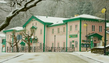 Jedno z najstarszych uzdrowisk w Polsce. Jego atutem jest położenie