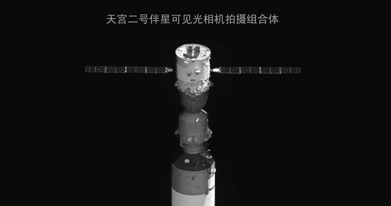 Jedno z opublikowanych zdjęć TG-2 i Shenzhou-11 z BX-2 (małego satelity krążącego przez pewien czas w pobliżu TG-2) /materiały promocyjne