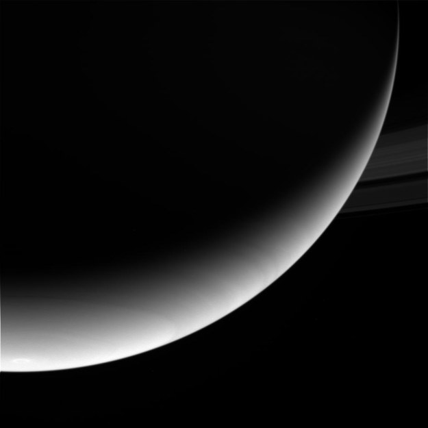 Jedno z ostatniej porcji przesłanych zdjęć Saturna /NASA /Materiały prasowe