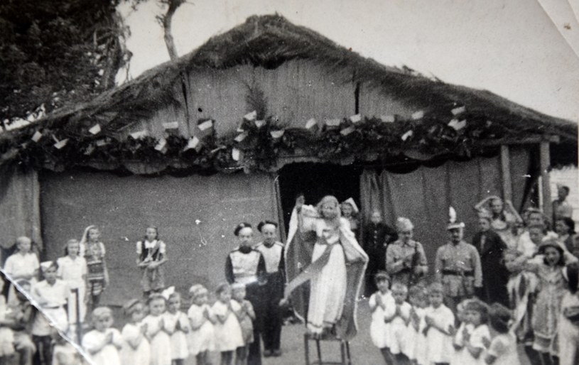 Jedno z przedstawień w teatrze w Koji. Danuta Sedlak z kokardą na głowie (Z archiwum Danuty Sedlak/repr. Ewelina Karpińska-Morek /INTERIA.PL) /Z archiwum Danuty Sedlak/ repr. Ewelina Karpińska-Morek /INTERIA.PL