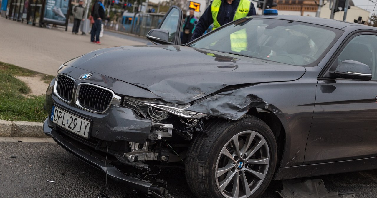 Jedno z rozbitych policyjnych BMW /Krzysztof Kaniewski /Reporter