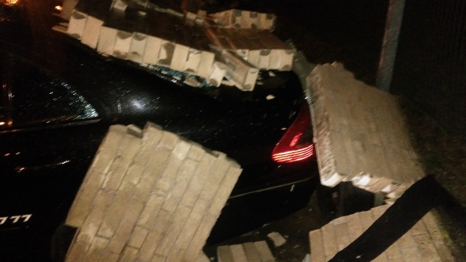 Jedno z uszkodzonych aut /Przemek Mzyk /RMF MAXX