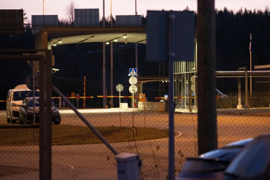 Jedno z zamkniętych fińskich przejść granicznych /	LAURI HEINO /PAP/EPA