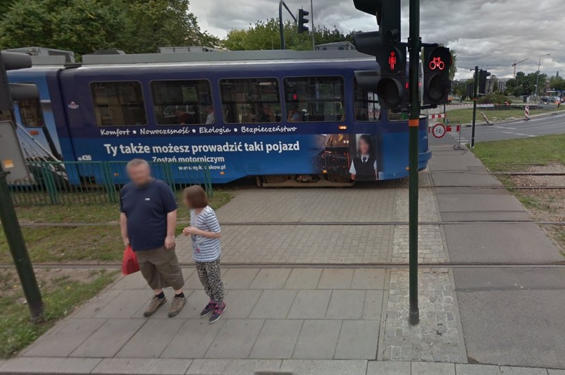 Jedno ze skrzyżowań w Krakowie. Piesi mają dla siebie metr. Rowerzyści też! (fot: Google Maps) /Informacja prasowa