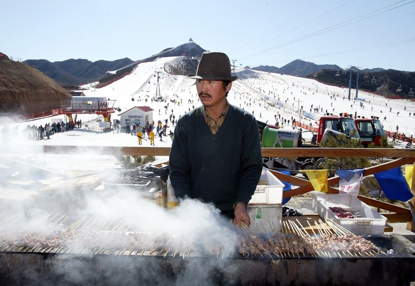 Jedno ze stoisk kulinarnych w Nanshan Ski Village /AFP