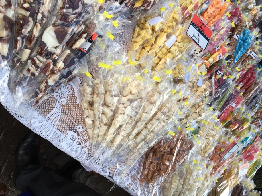 Jedno ze straganów przed cmentarzem w Krakowie / fot. Marek Wiosło /RMF24