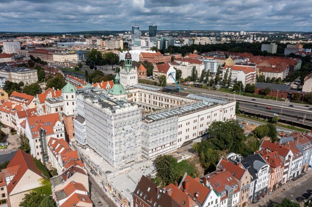 Jednocześnie z pracami związanymi z renowacją elewacji zewnętrznej budynku, prowadzone są też inne roboty. /Zamek Książąt Pomorskich w Szczecinie /