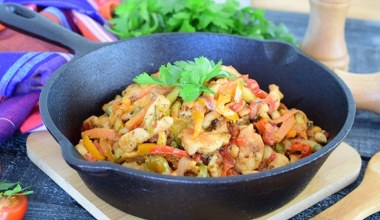 Jednogarnkowe danie na szybki obiad dla całej rodziny. Kociołek z kurczakiem i papryką