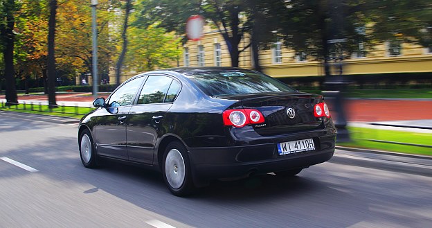 Jednolicie czarny Passat bez chromowanych wykończeń z zewnątrz nie rzuca się w oczy – i o to chodziło nabywcy. /Motor