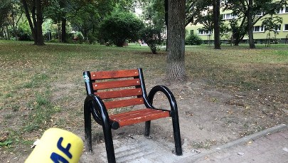 Jednoosobowe ławki na warszawskim osiedlu. Mają z nich korzystać seniorzy