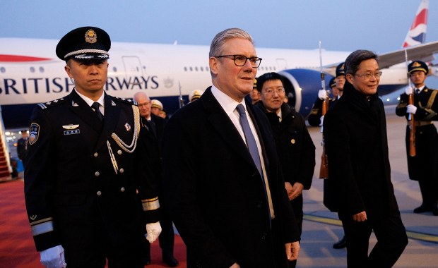 "Jednorazowe" telefony komórkowe i laptopy. Keir Starmer w Chinach jak James Bond