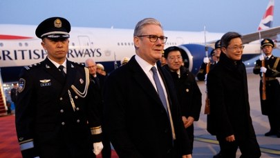 "Jednorazowe" telefony komórkowe i laptopy. Keir Starmer w Chinach jak James Bond