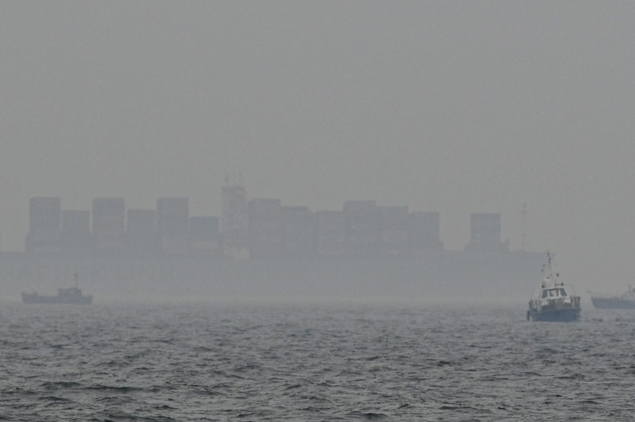 Jednostki armatorów rybołówstwa blokują drogę wodną do toru podejściowego do portu w Gdyni i Gdańsku / 	Adam Warżawa    /PAP
