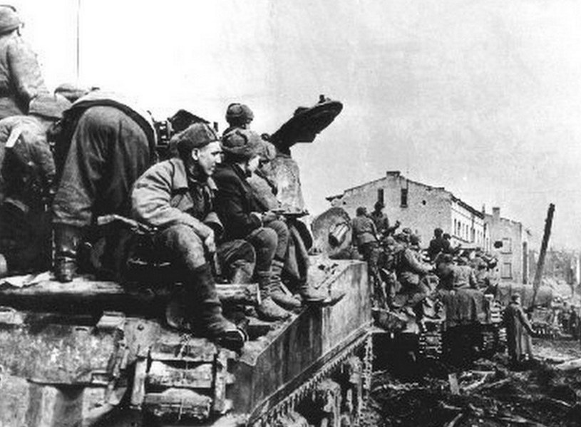 Jednostki Armii Czerwonej po zajęciu Landsberga. przemianowanego później na Gorzów Wielkopolski. Styczeń 1945 roku (domena publiczna)