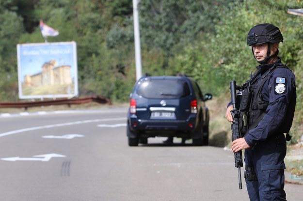 Jednostki kosowskiej policji wjechały w pojazdach opancerzonych do wioski na północy kraju /STR /PAP/EPA