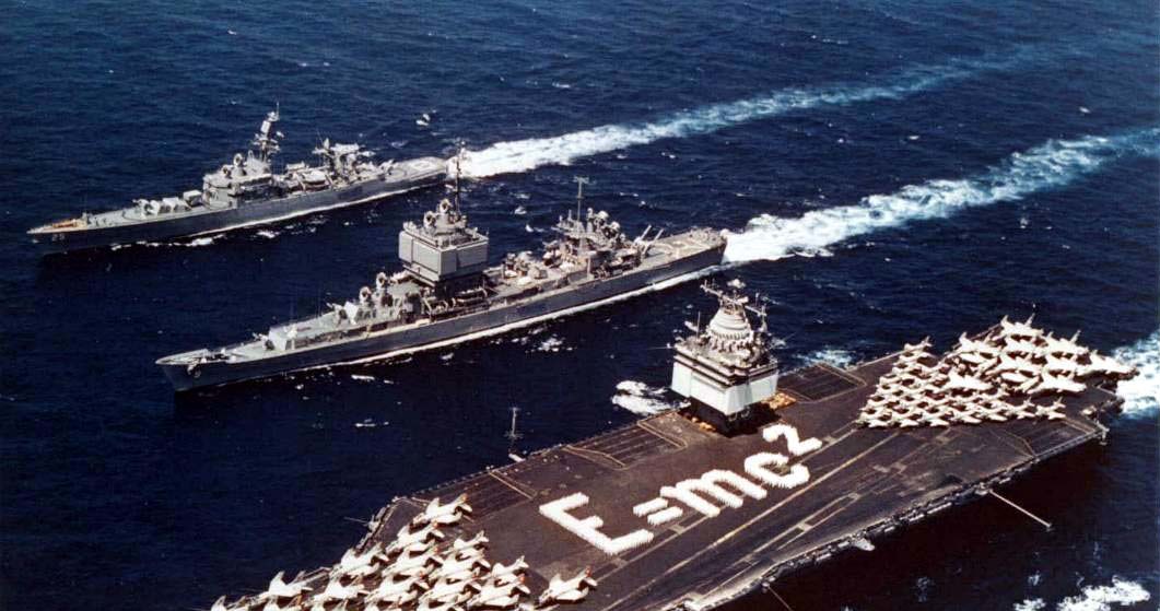 Jednostki Task Force 1 podczas operacji na Morzu Śródziemnym. Od dołu zdjęcia: USS "Enterprise", USS "Long Beach" i USS "Bainbridge" /US NAVY /domena publiczna