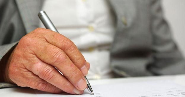 Jednym podpisem można ściągnąć na siebie masę kłopotów /&copy;123RF/PICSEL