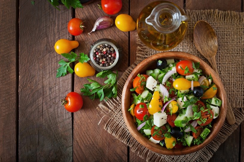 Jednym z głównych założeń diety śródziemnomorskiej jest włączenie do posiłków większej liczby warzyw, produktów pełnoziarnistych, ryb i roślin strączkowych /123RF/PICSEL