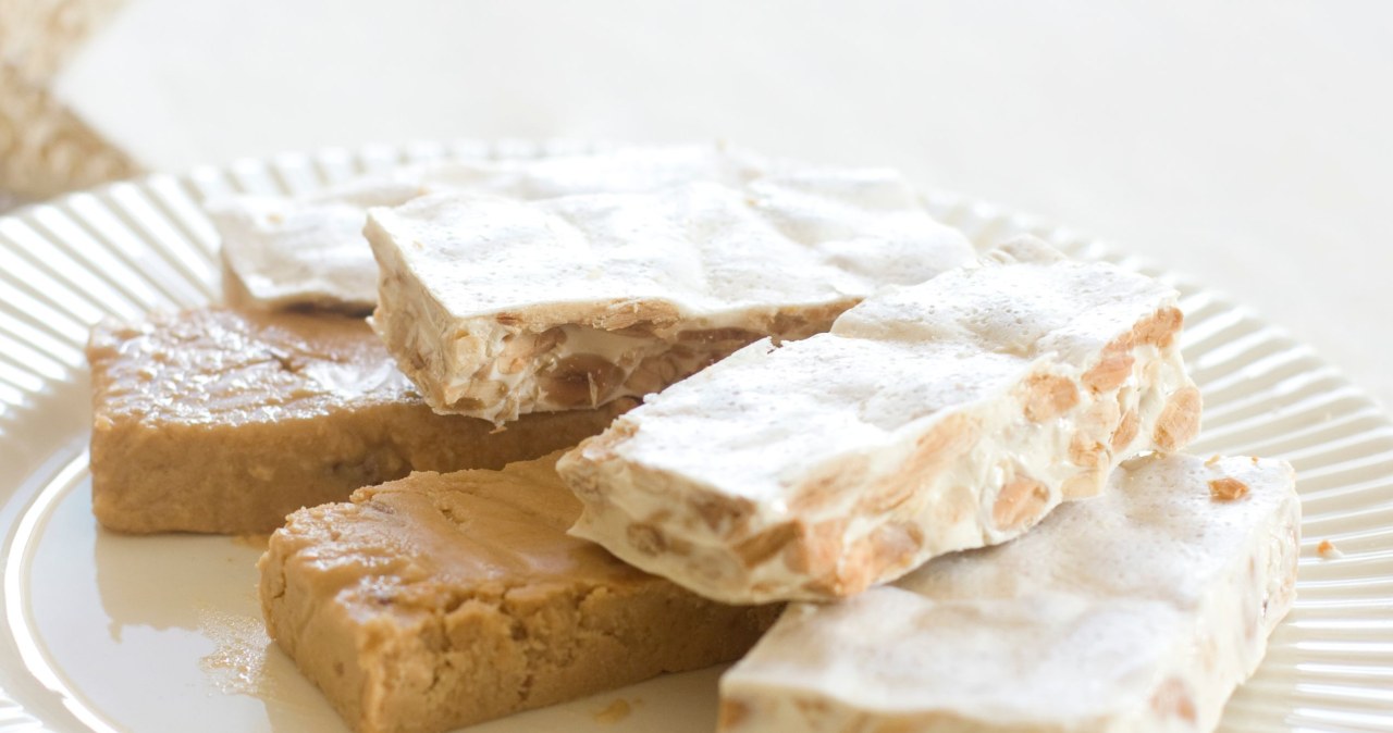 Jednym z najpopularniejszych dodatków do turrona są migdały /esolla /Canva Pro