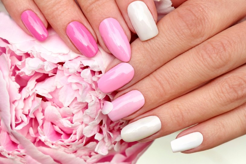 Jednym z najpopularniejszych kolorów, umożliwiających wykonanie eleganckiego i dziewczęcego manicure  jest różowy /123RF/PICSEL