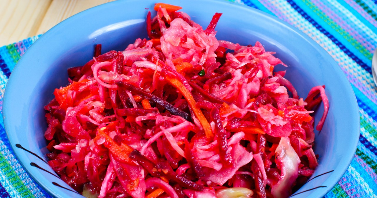 Jednym z najprostszych i najskuteczniejszych sposobów wspomagania pracy jelit jest o sałatka oczyszczająca z kapusty i buraka. /artcookstudio /123RF/PICSEL