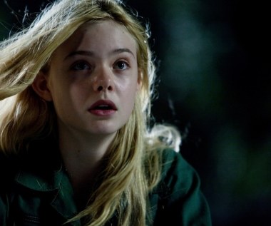 Jednym z największych aktorskich osiągnięć Fanning, a zarazem najjaśniejszych stron samego filmu, była jej kreacja Alice Dainard w obrazie science-fiction J.J.Abramsa "Super 8" (była za nią nominowana do Satelity i Saturna). Produkcja opowiadała o grupie nastolatków będących świadkiem katastrofy kolejowej, w wyniku której dochodzi w okolicy do niewytłumaczalnych zjawisk. 

W 2011 roku Elle wystąpiła również w familijnej produkcji Camerona Crowe'a "Kupiliśmy zoo", której gwiazdami byli Matt Damon i Scarlett Johansson.