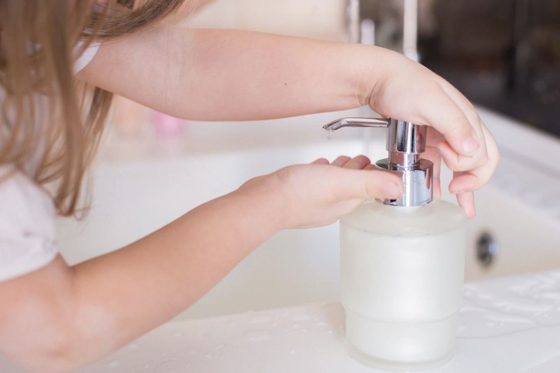 Jednym z natręctw u dzieci może być potrzeba częstego mycia rąk /123RF/PICSEL