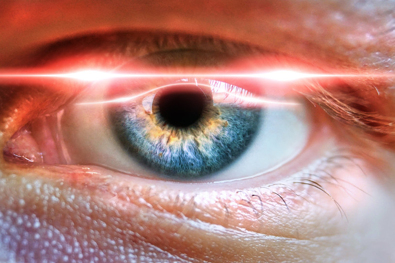 Jednym z pierwszych objawów choroby jest pojawienie się mroczka centralnego, czyli zaciemnienie środka pola widzenia /123RF/PICSEL
