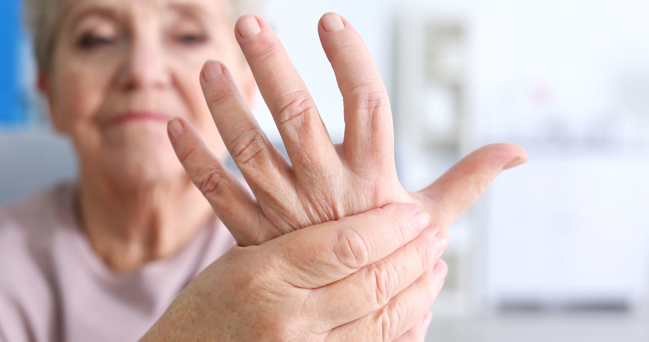 Jednym z pierwszych objawów choroby Parkinsona jest drżenie spoczynkowe w obrębie jednej ręki /123RF/PICSEL