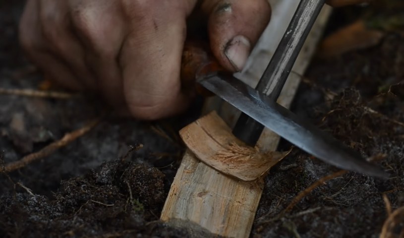 Jednym z podstawowych elementów bushcraftingu jest rozpalanie ognia krzesiwem /Zrzut ekranu/ 6 days solo bushcraft - canvas lavvu, bow drill, spoon carving, Finnish axe/Bertram - Craft and Wilderness /YouTube