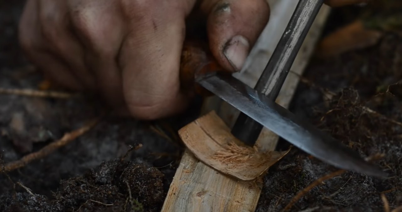 Jednym z podstawowych elementów bushcraftingu jest rozpalanie ognia krzesiwem /Zrzut ekranu/ 6 days solo bushcraft - canvas lavvu, bow drill, spoon carving, Finnish axe/Bertram - Craft and Wilderness /YouTube
